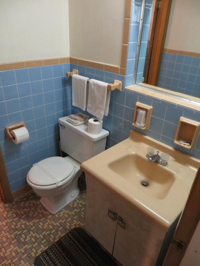 The Wesley Inn Motel Lake Geneva Room photo