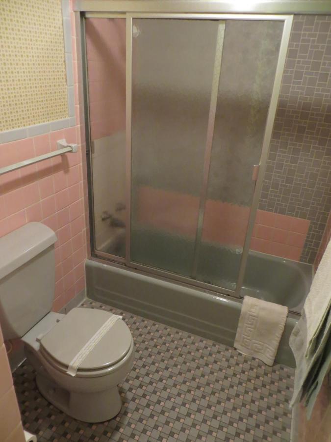 The Wesley Inn Motel Lake Geneva Room photo